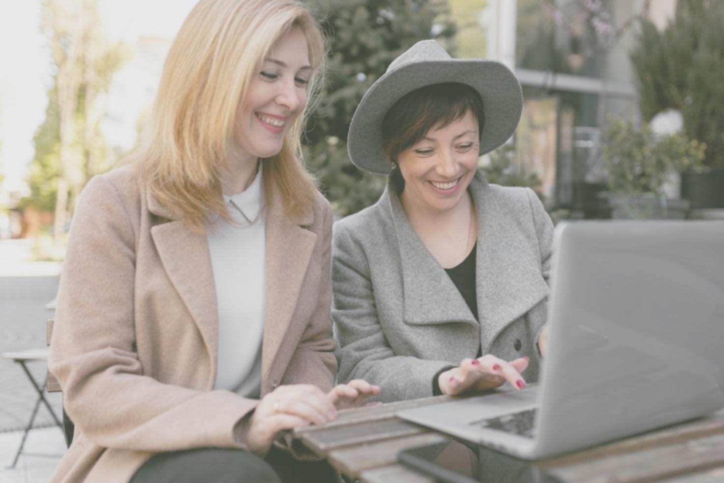 Teilnehmer arbeiten gemeinsam an Budgetplänen